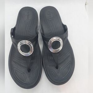CROCS SANRAH Beveled Circle Wedge Sandal Black Silver Womens Size 7 Summer Shoes